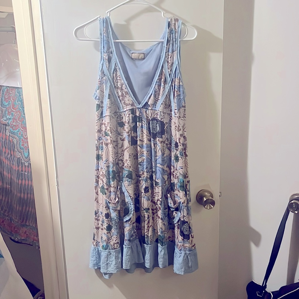 Size M free people floral dress w/pockets.